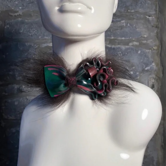 Guillotine Sculpted Bow Tie: Maleficent - Picture 9 of 9